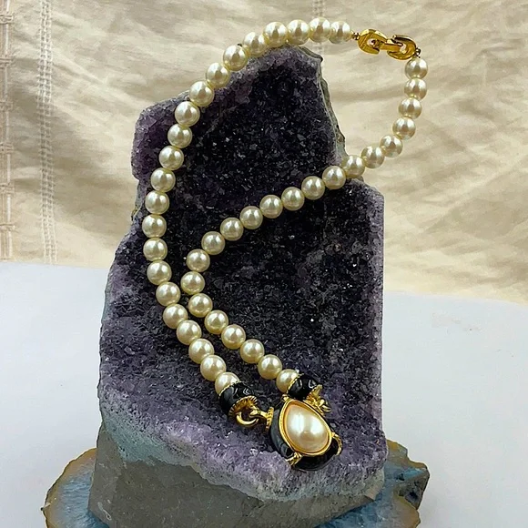 Vtg. Richelieu 16” Elegant White Pearl Necklace With Black & Gold Accent - Picture 3 of 8